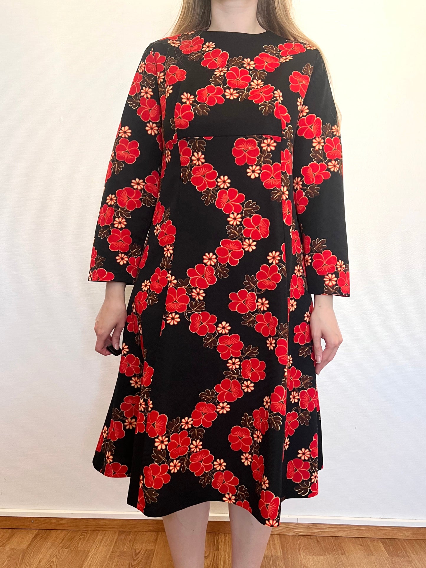70s black and red flower dress, Size M