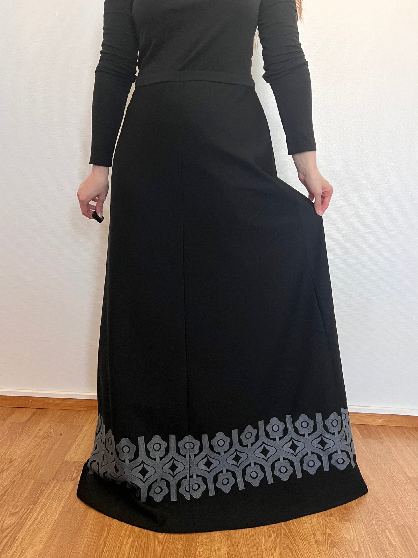 70s black maxi skirt with gray geometric pattern, Size M-L