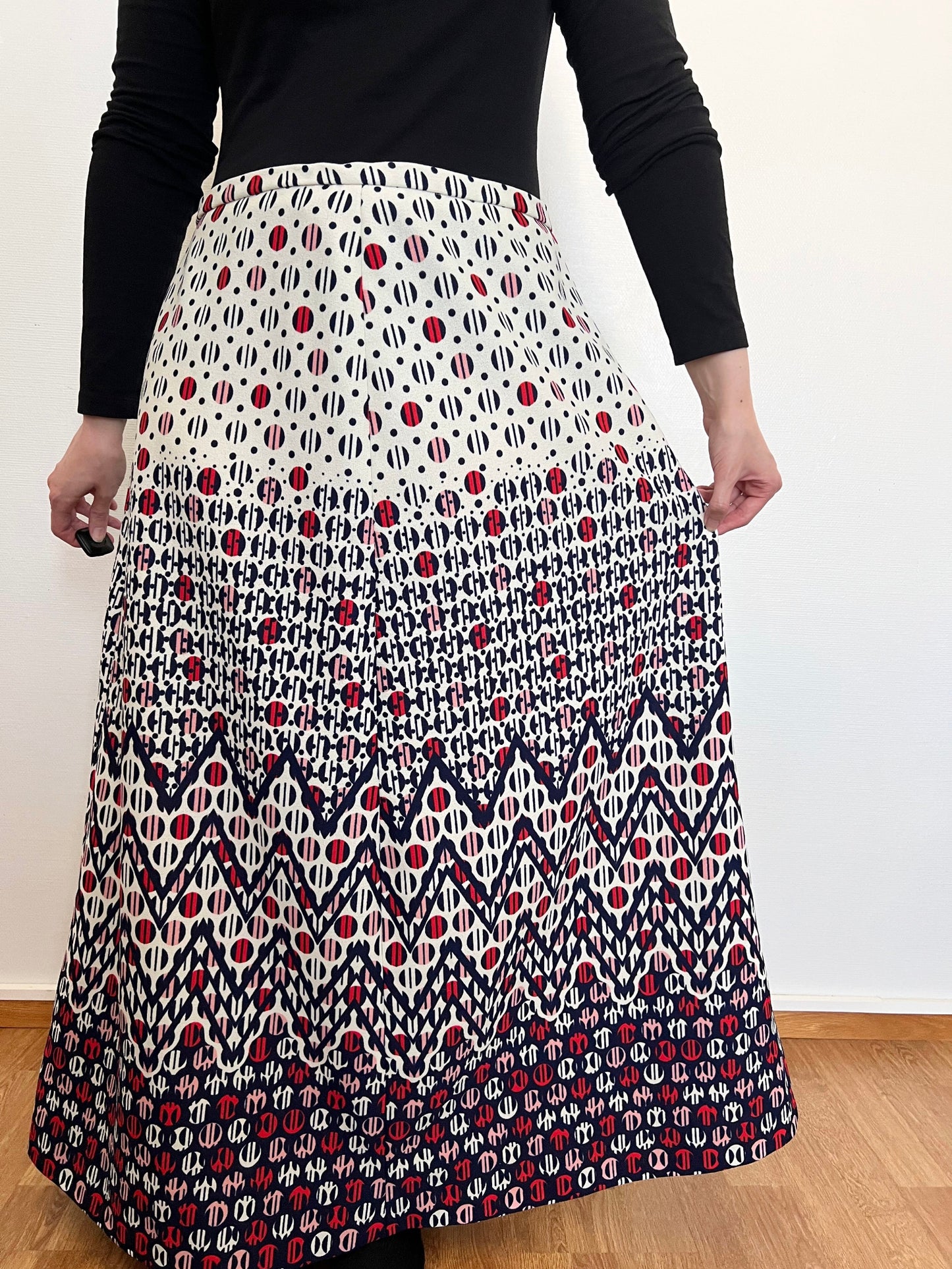70s maxi skirt with circle pattern, Size L