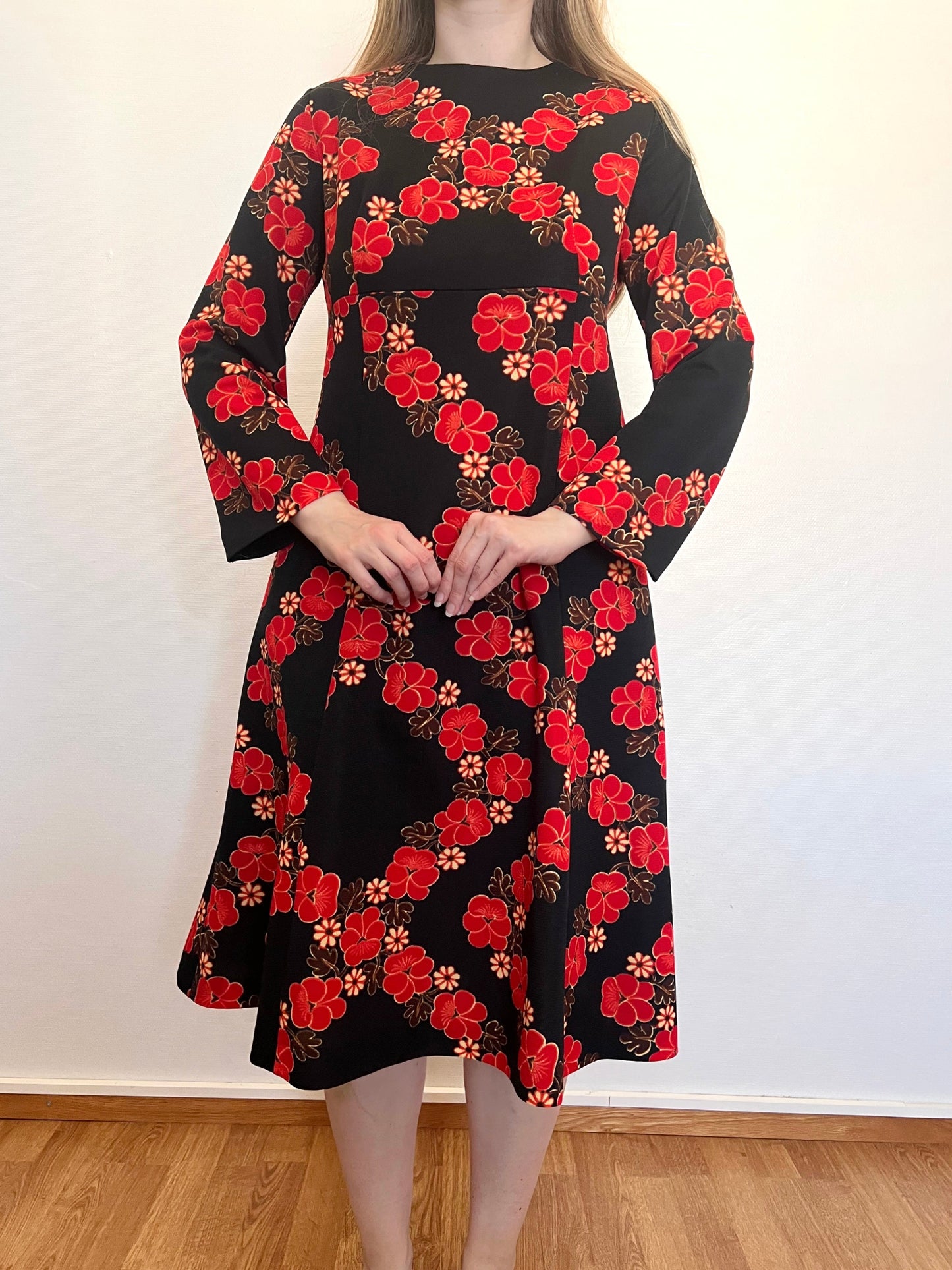 70s black and red flower dress, Size M