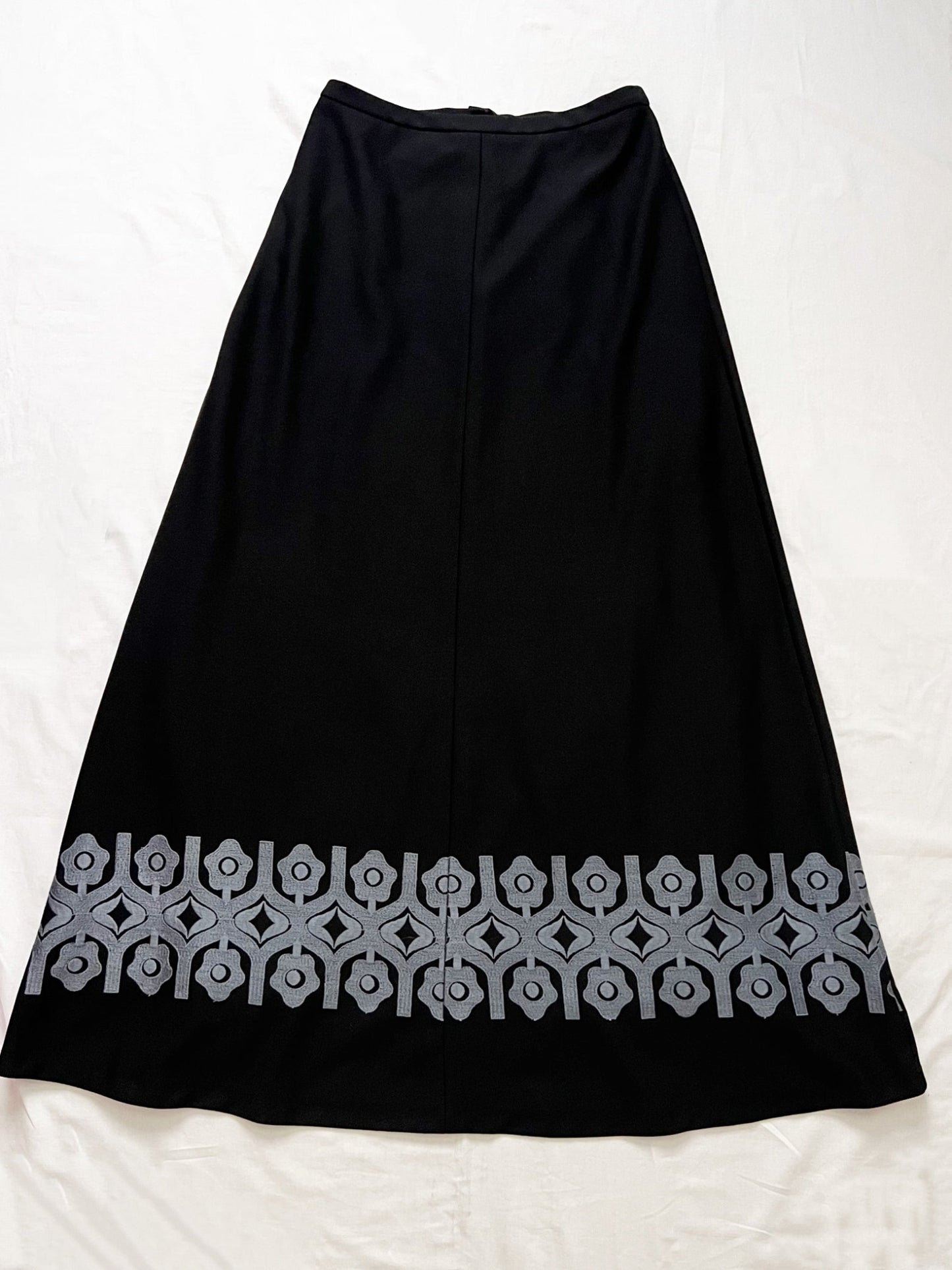 70s black maxi skirt with gray geometric pattern, Size M-L