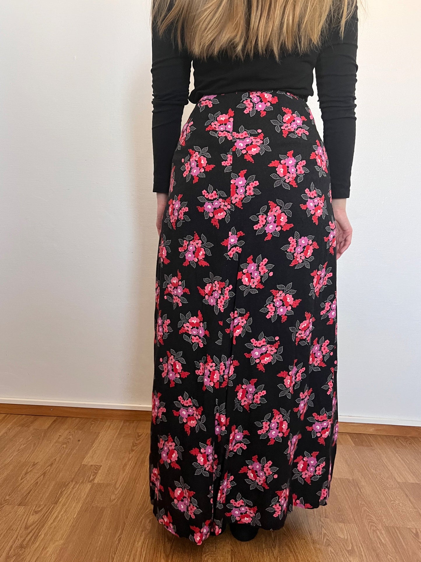 70s black and pink flower skirt, Size XS-S