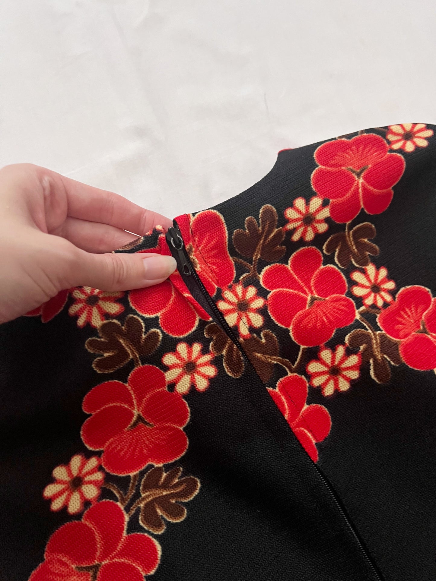 70s black and red flower dress, Size M