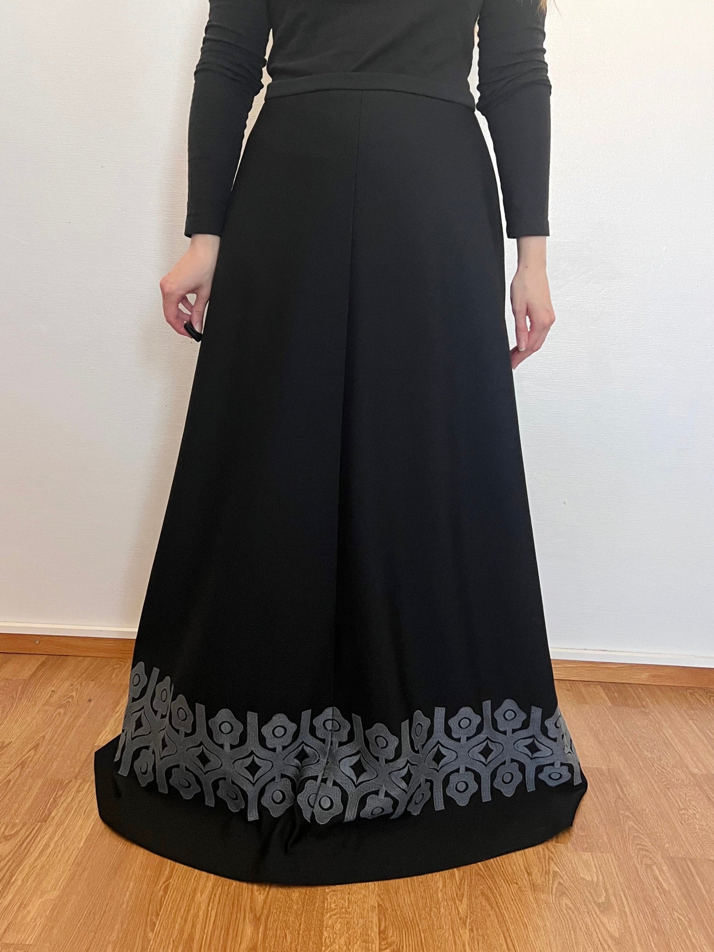 70s black maxi skirt with gray geometric pattern, Size M-L