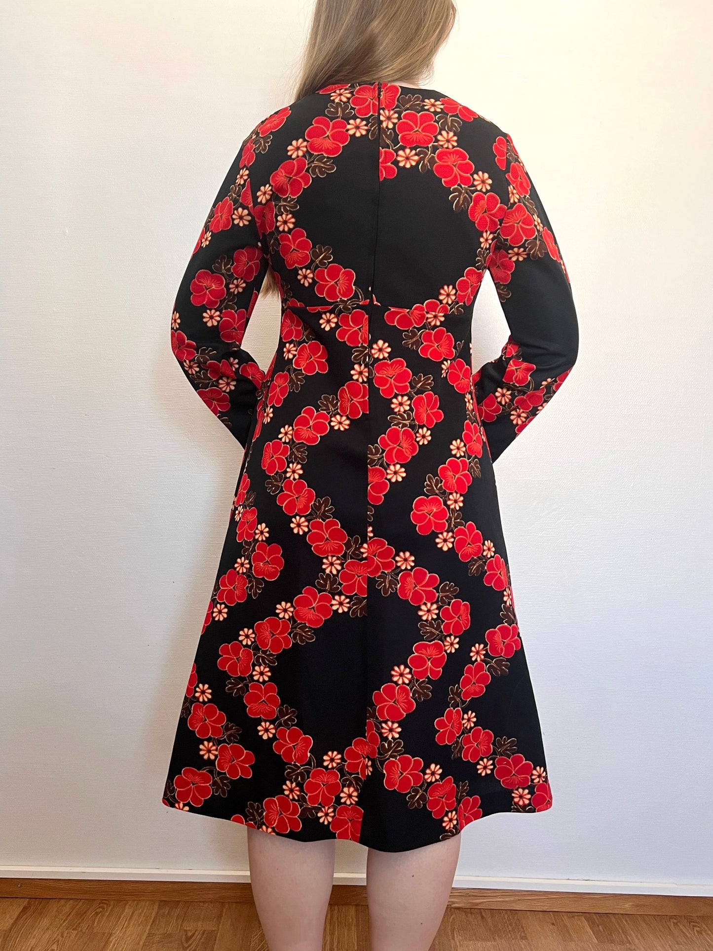 70s black and red flower dress, Size M