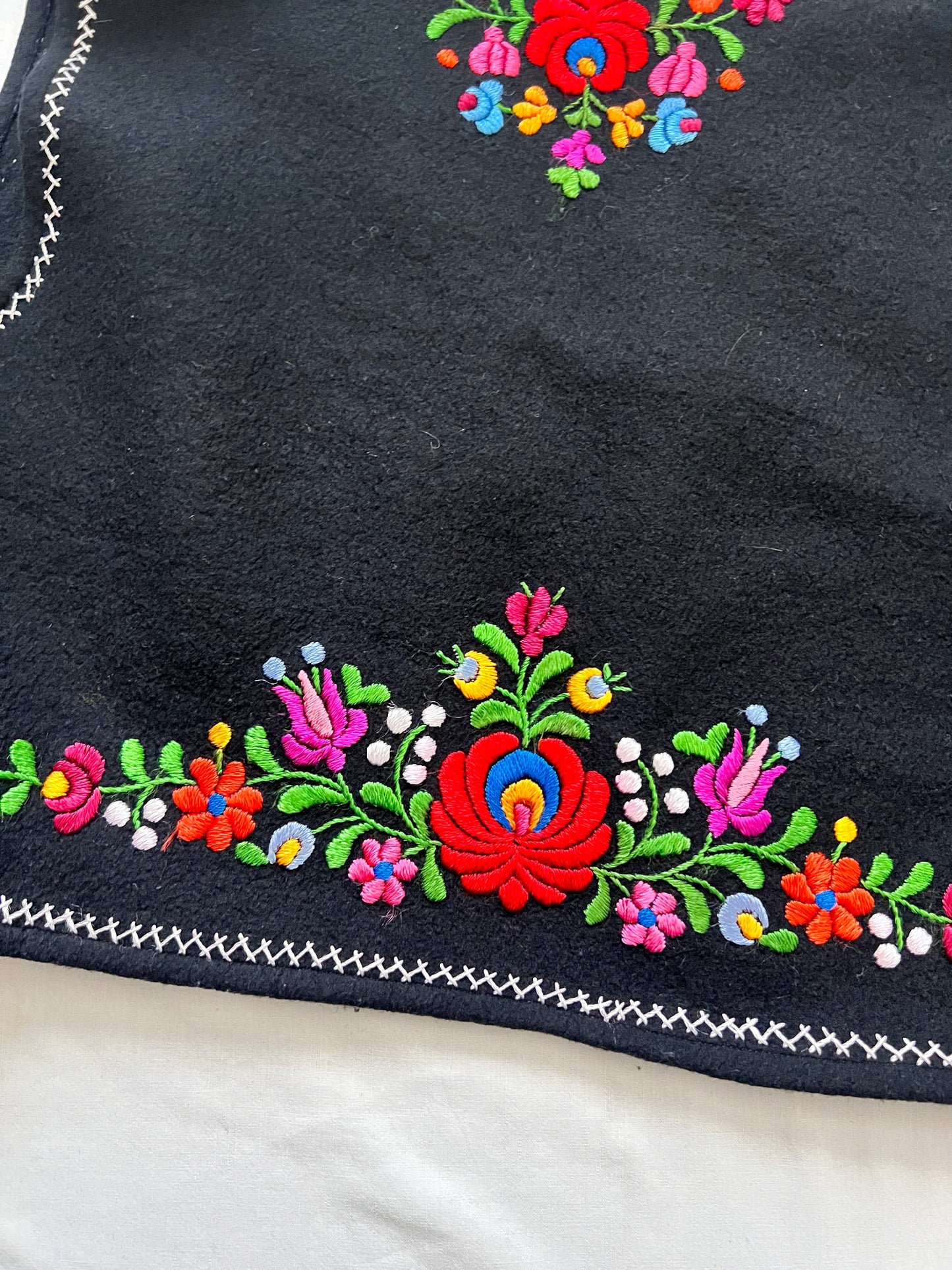 70s black and floral embroidery vest, Size M-L