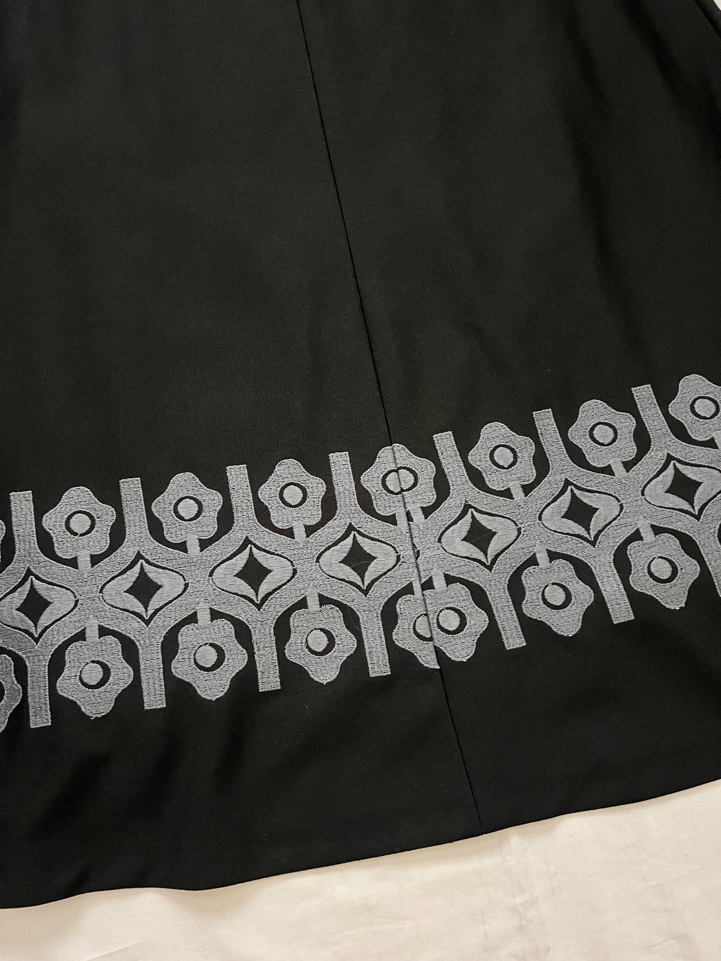 70s black maxi skirt with gray geometric pattern, Size M-L