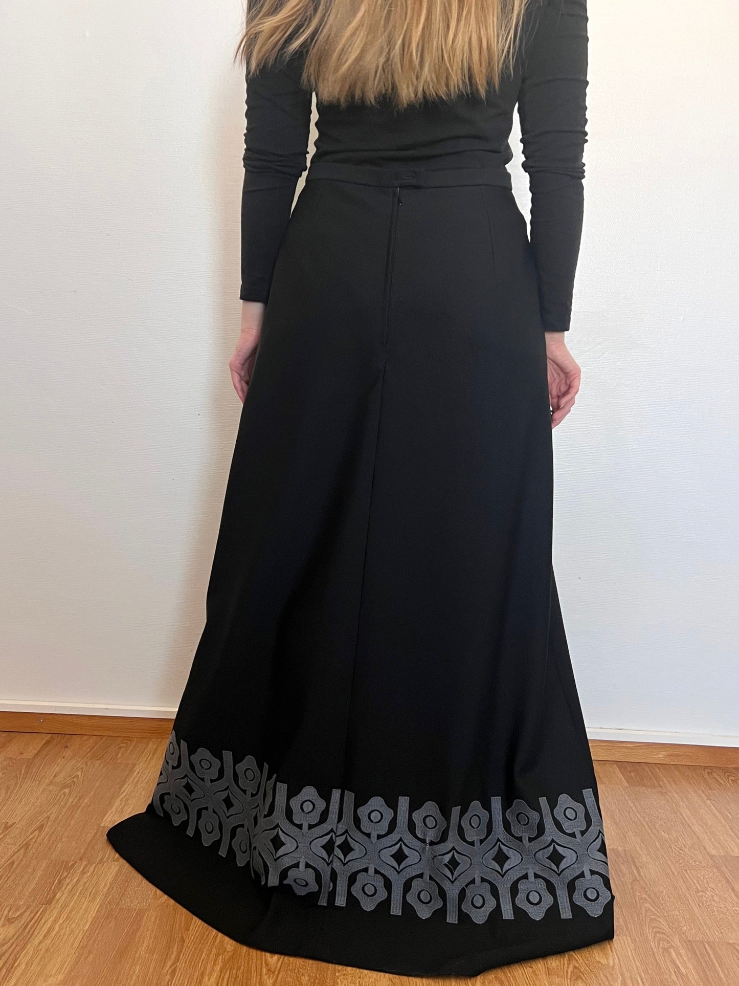 70s black maxi skirt with gray geometric pattern, Size M-L