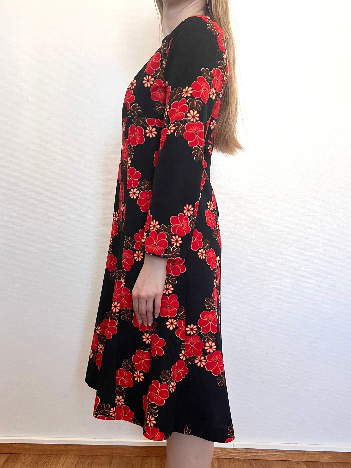 70s black and red flower dress, Size M