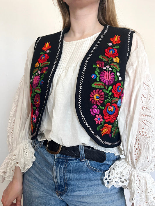 70s black and floral embroidery vest, Size M-L