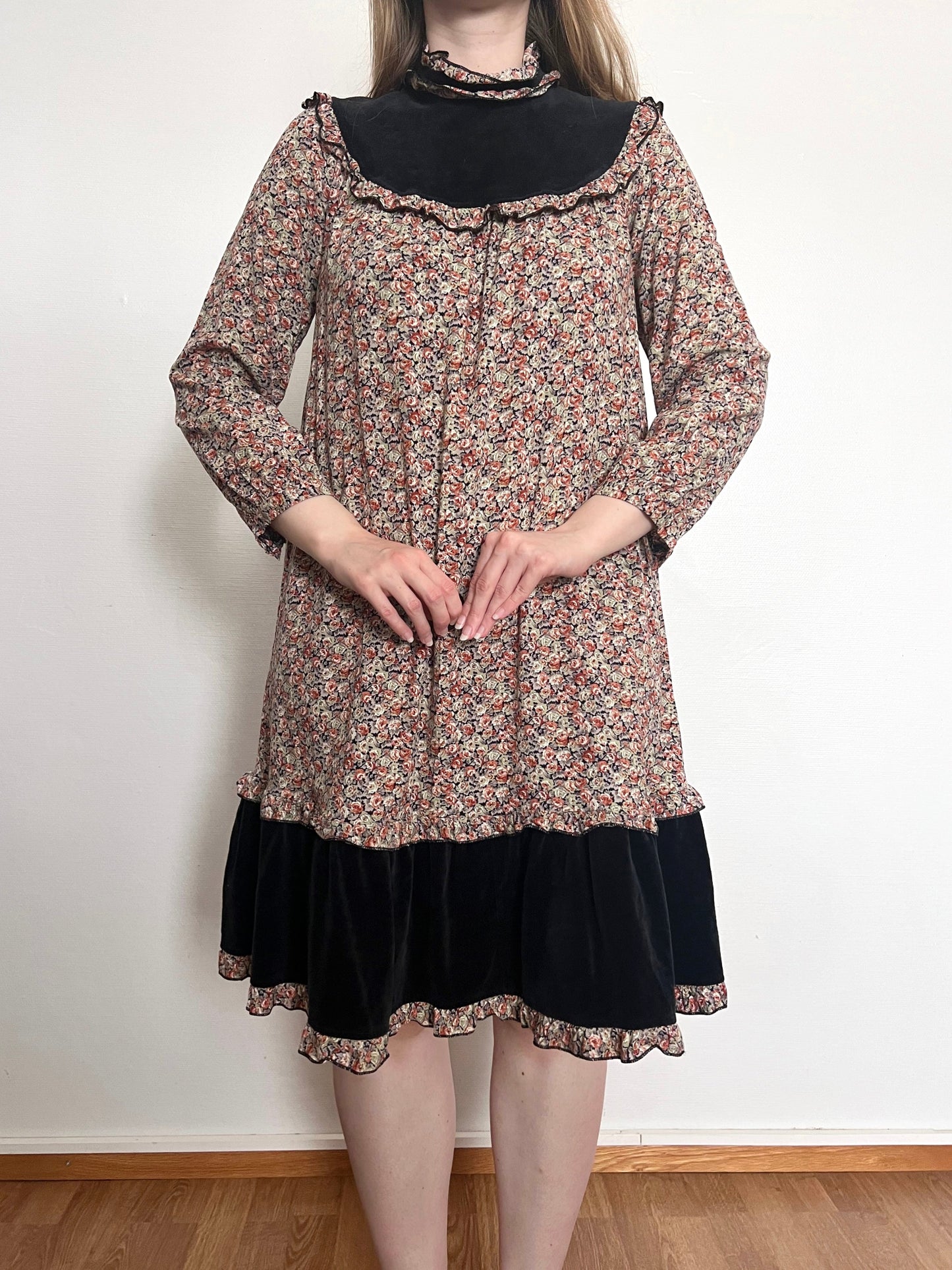 70s floral and black velvet dress, Size XS-M
