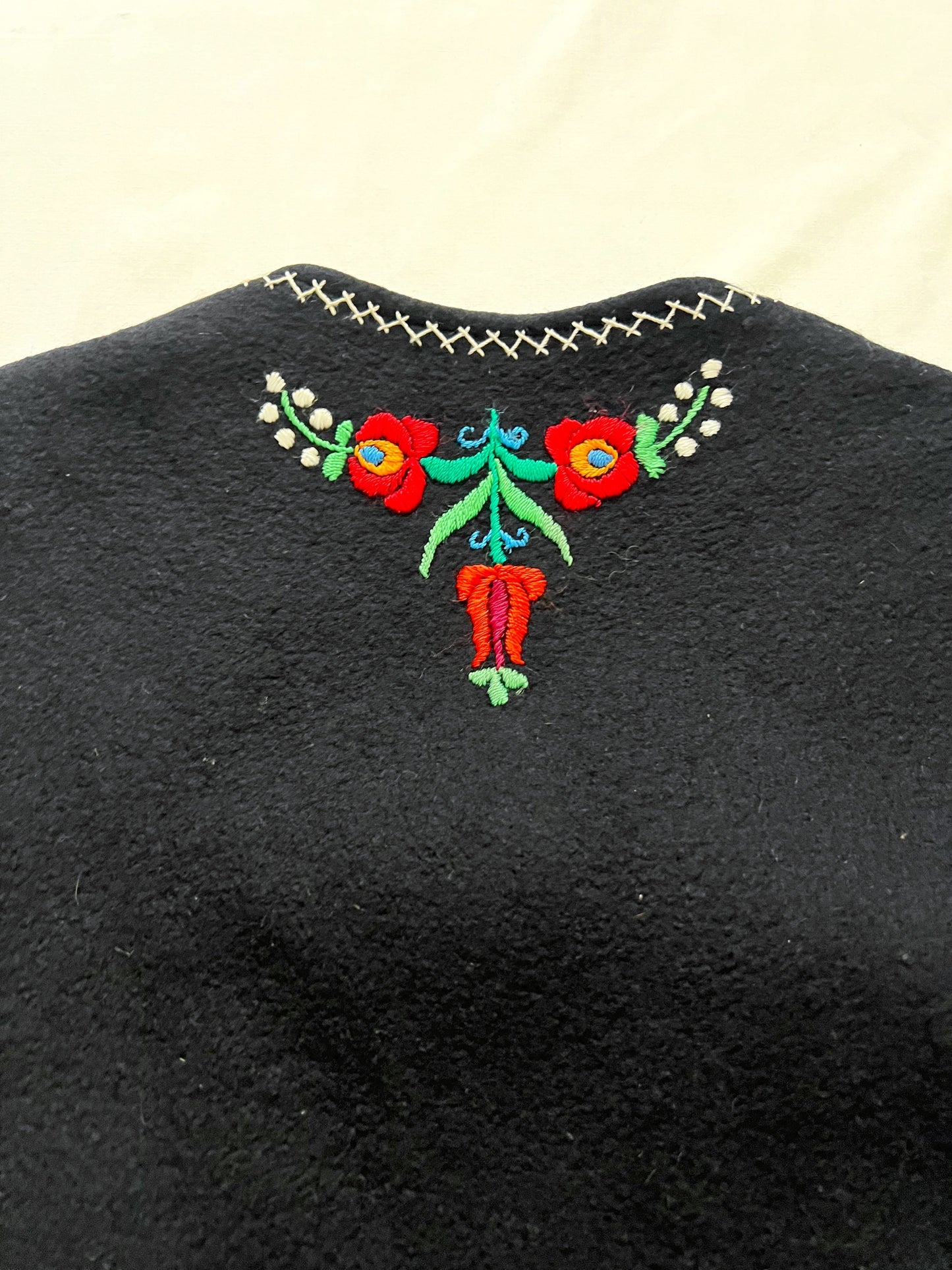 70s black and floral embroidery vest, Size XS-S