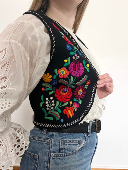 70s black and floral embroidery vest, Size XS-S