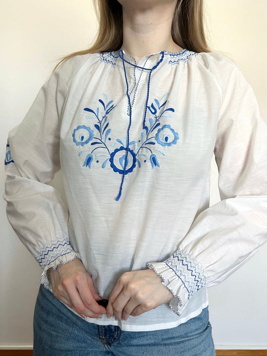 70s blue embroidery blouse, Size M-L