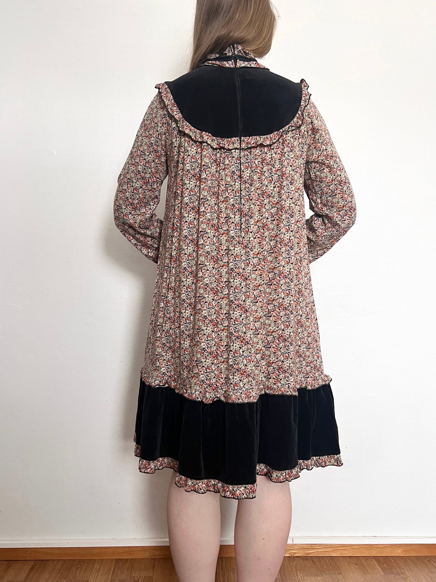 70s floral and black velvet dress, Size XS-M
