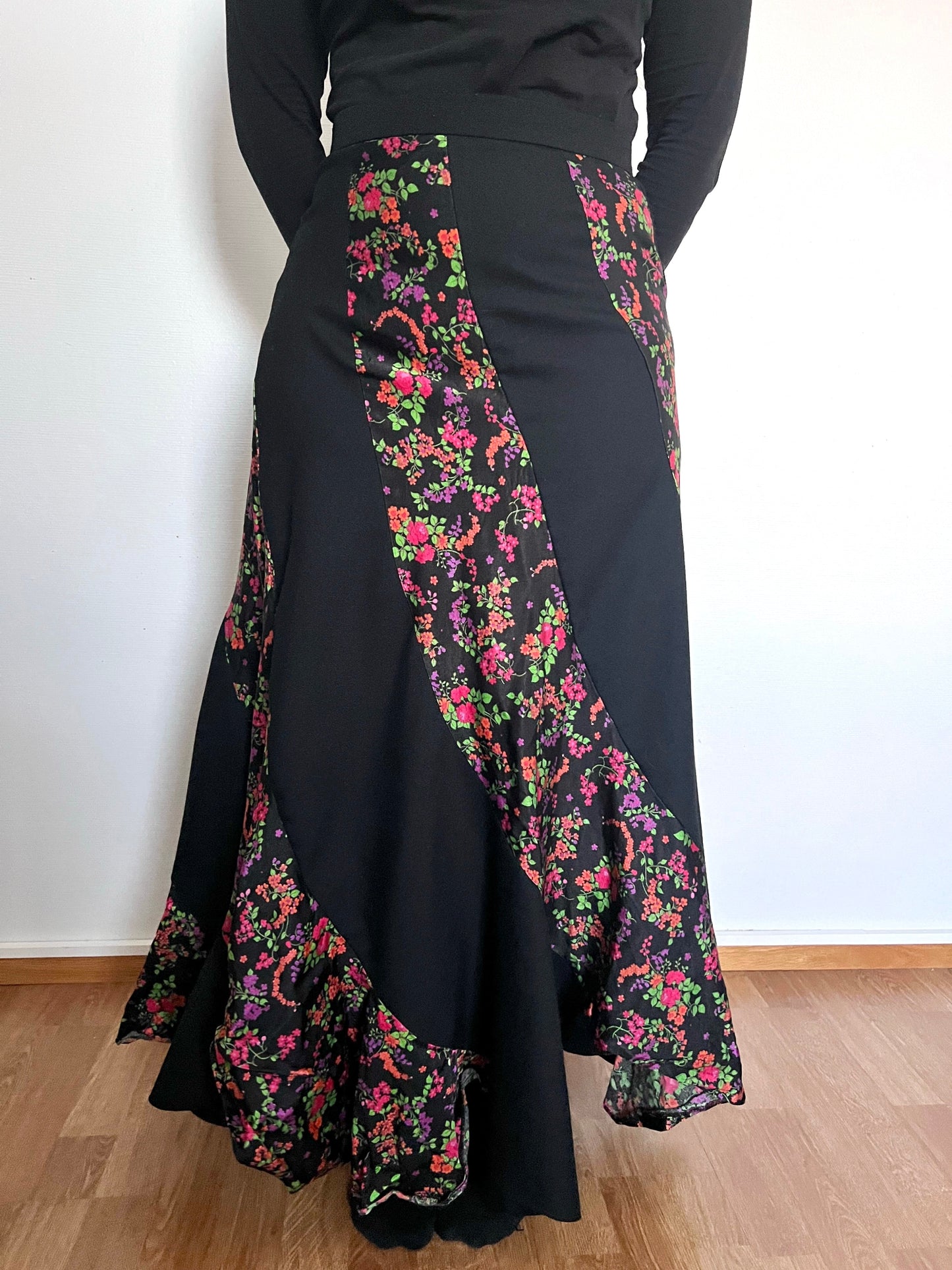 70s black and floral pattern skirt, Size S-M