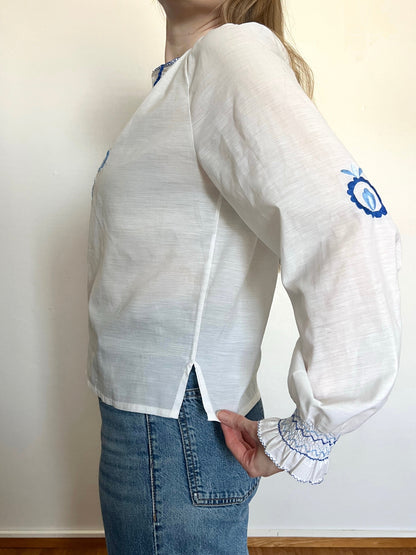 70s blue embroidery blouse, Size M-L