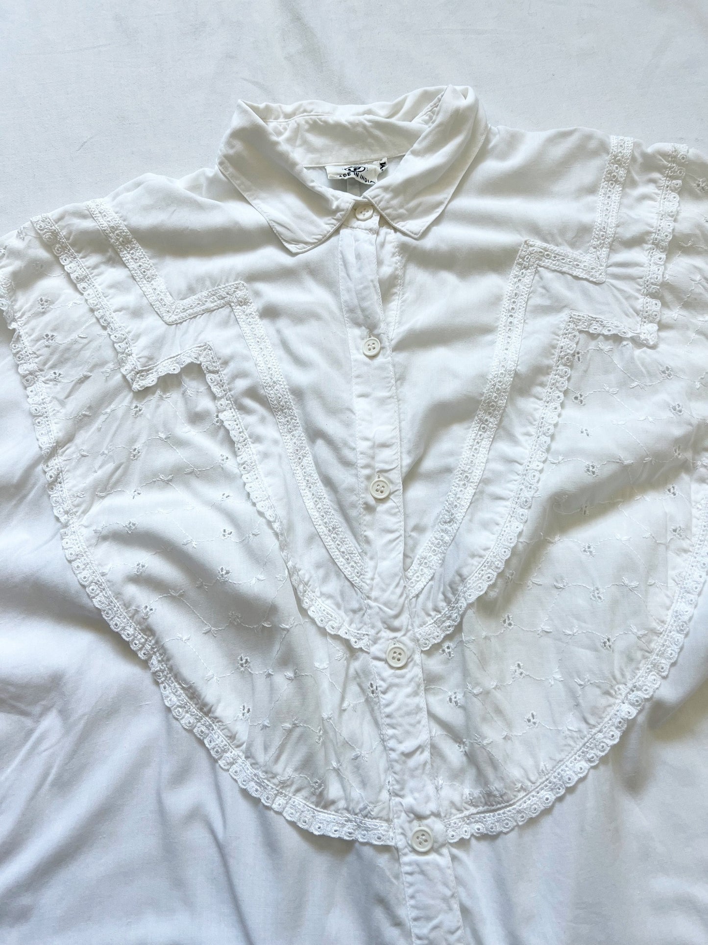 White embroidery t-shirt, Size M