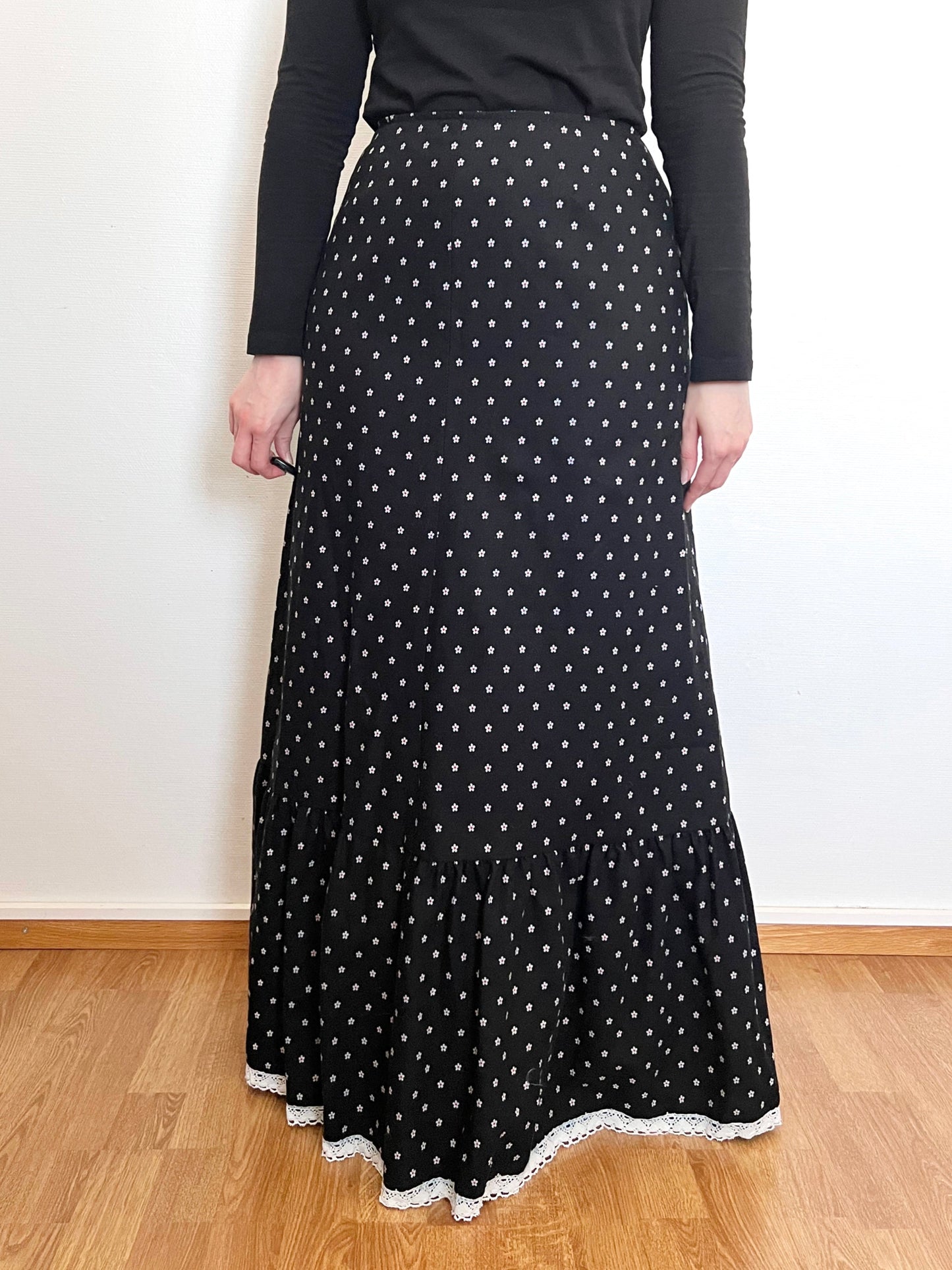 70s black and white flower maxi skirt, Size S
