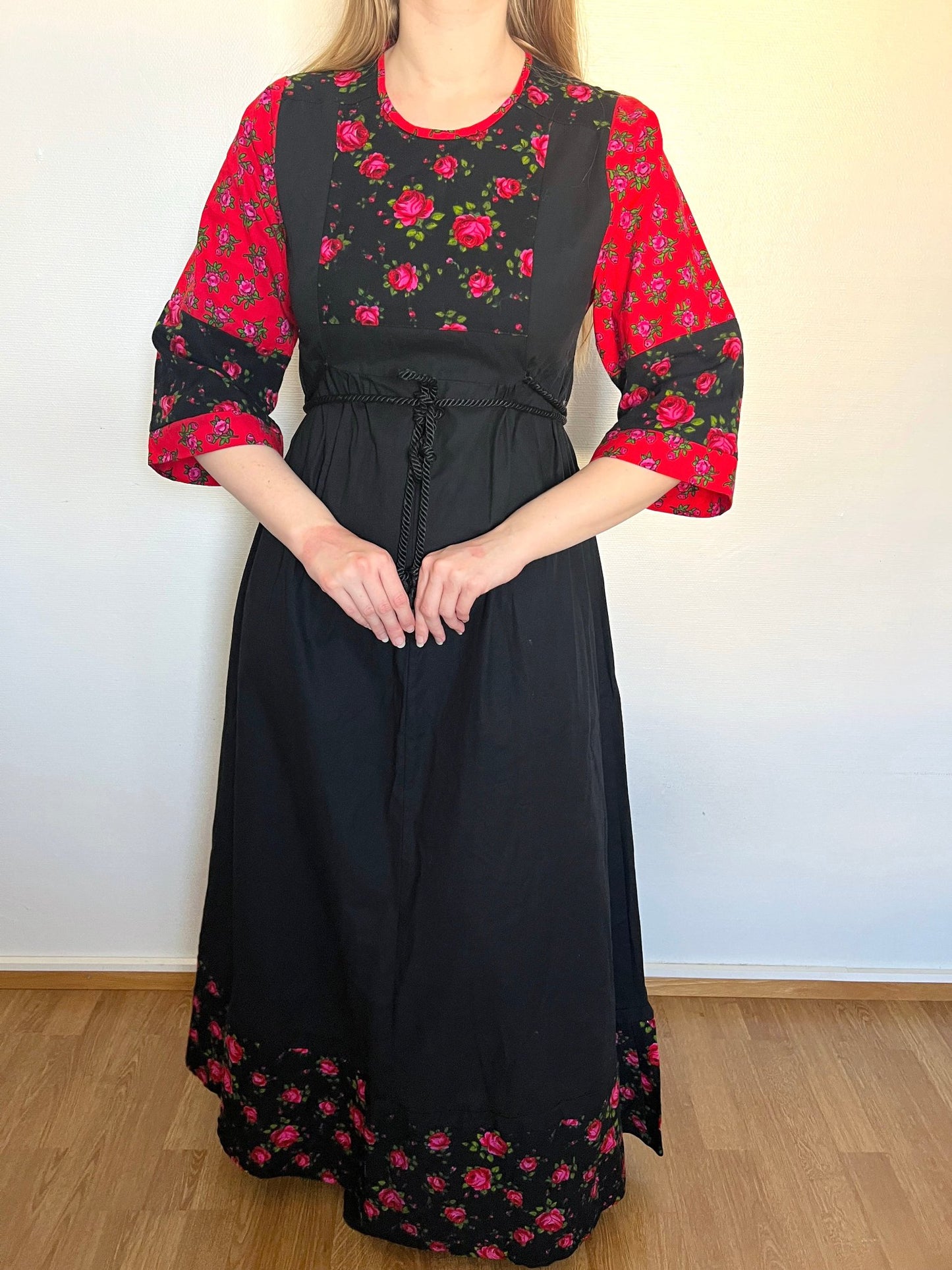 70s black and red flower dress, Size S