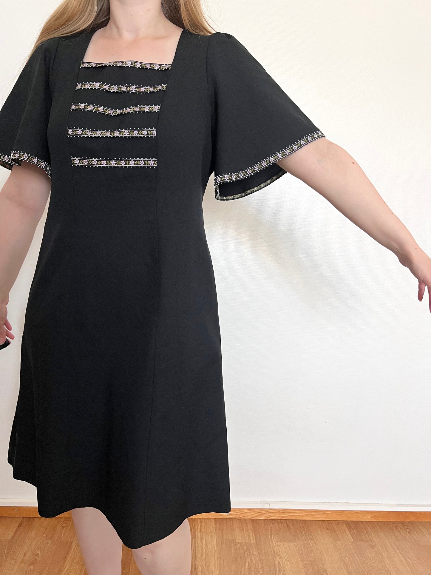 60s black flutter sleeves dress, Size M-L