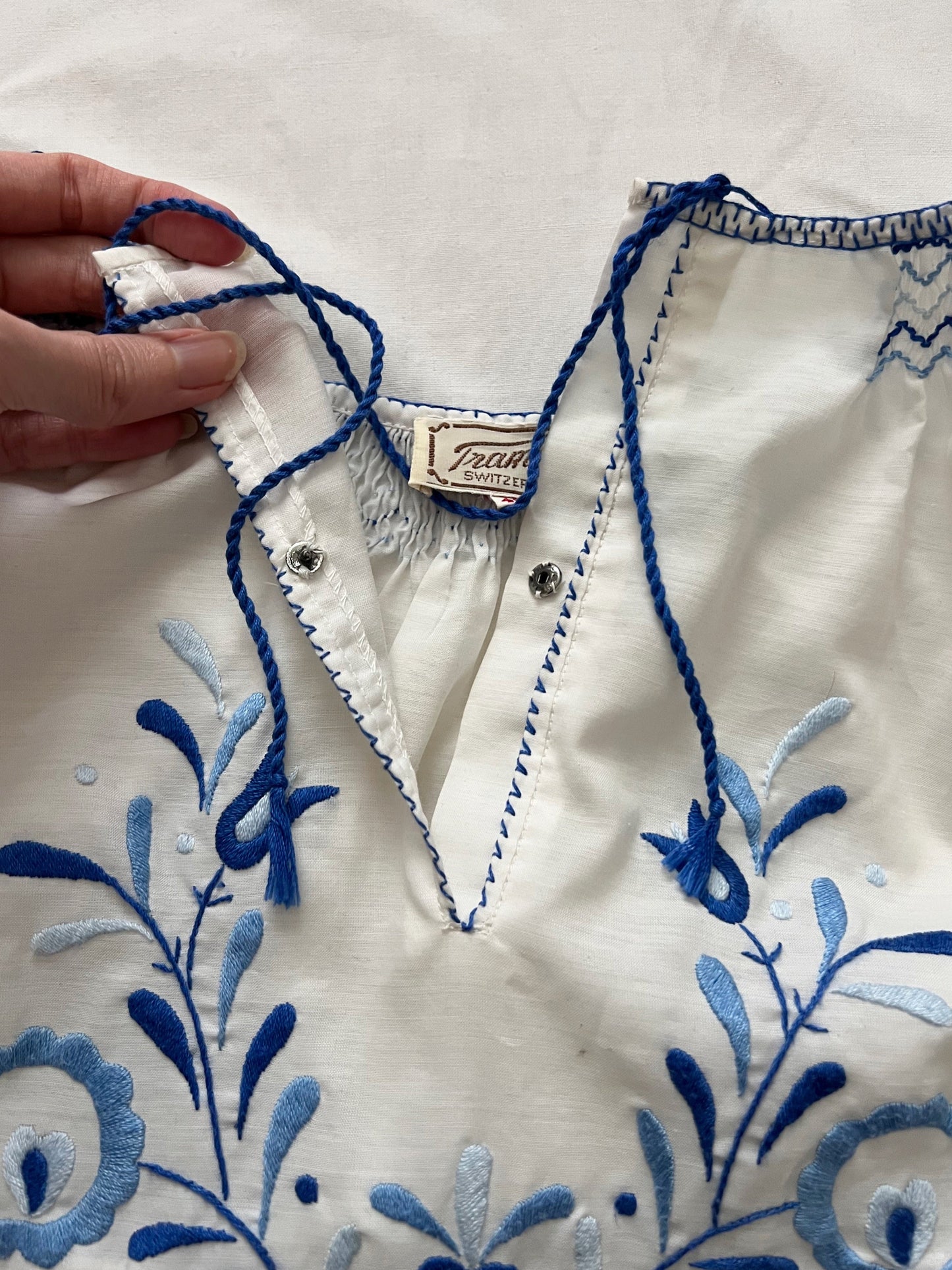 70s blue embroidery blouse, Size M-L