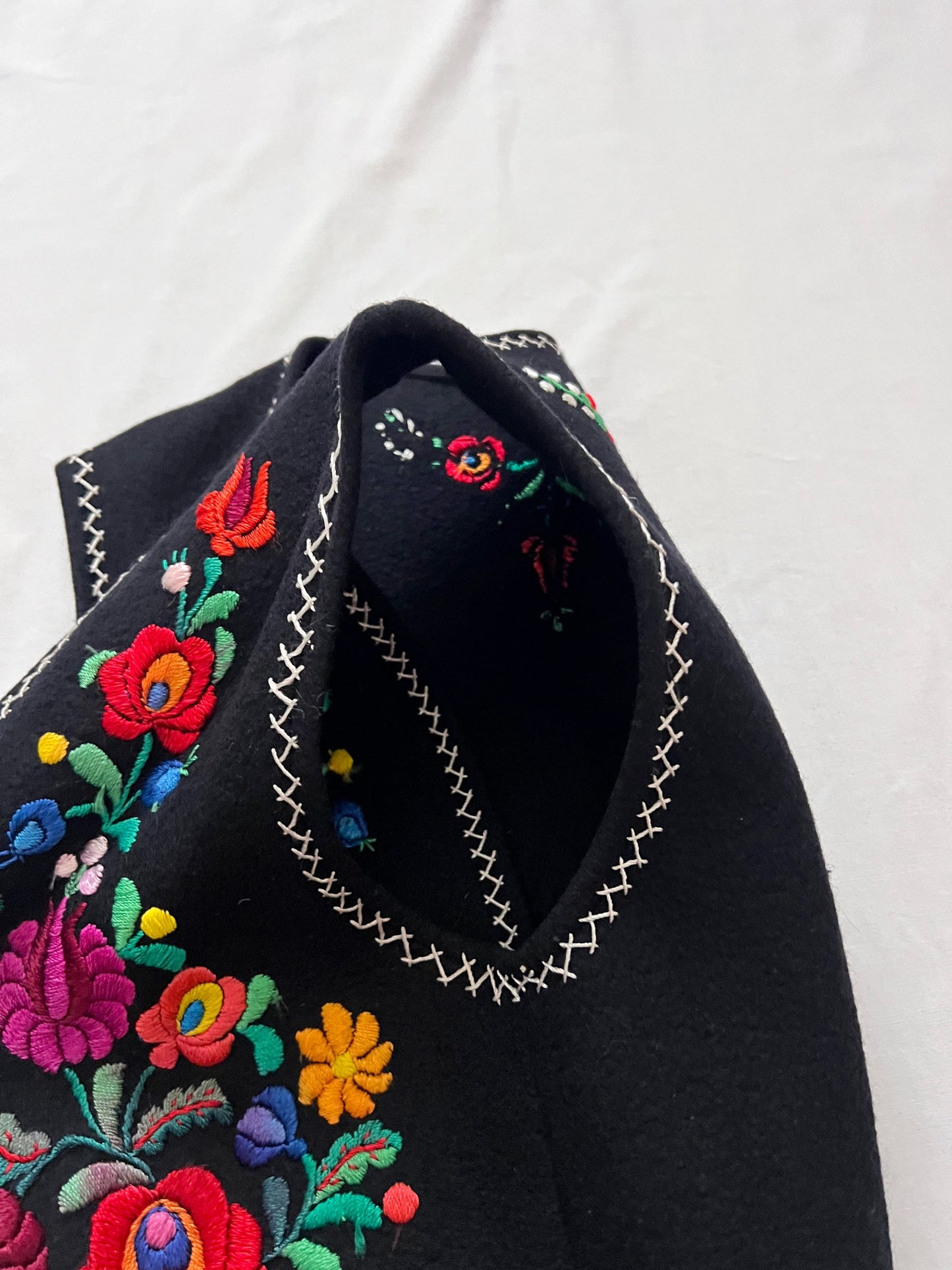 70s black and floral embroidery vest, Size XS-S
