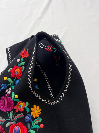 70s black and floral embroidery vest, Size XS-S