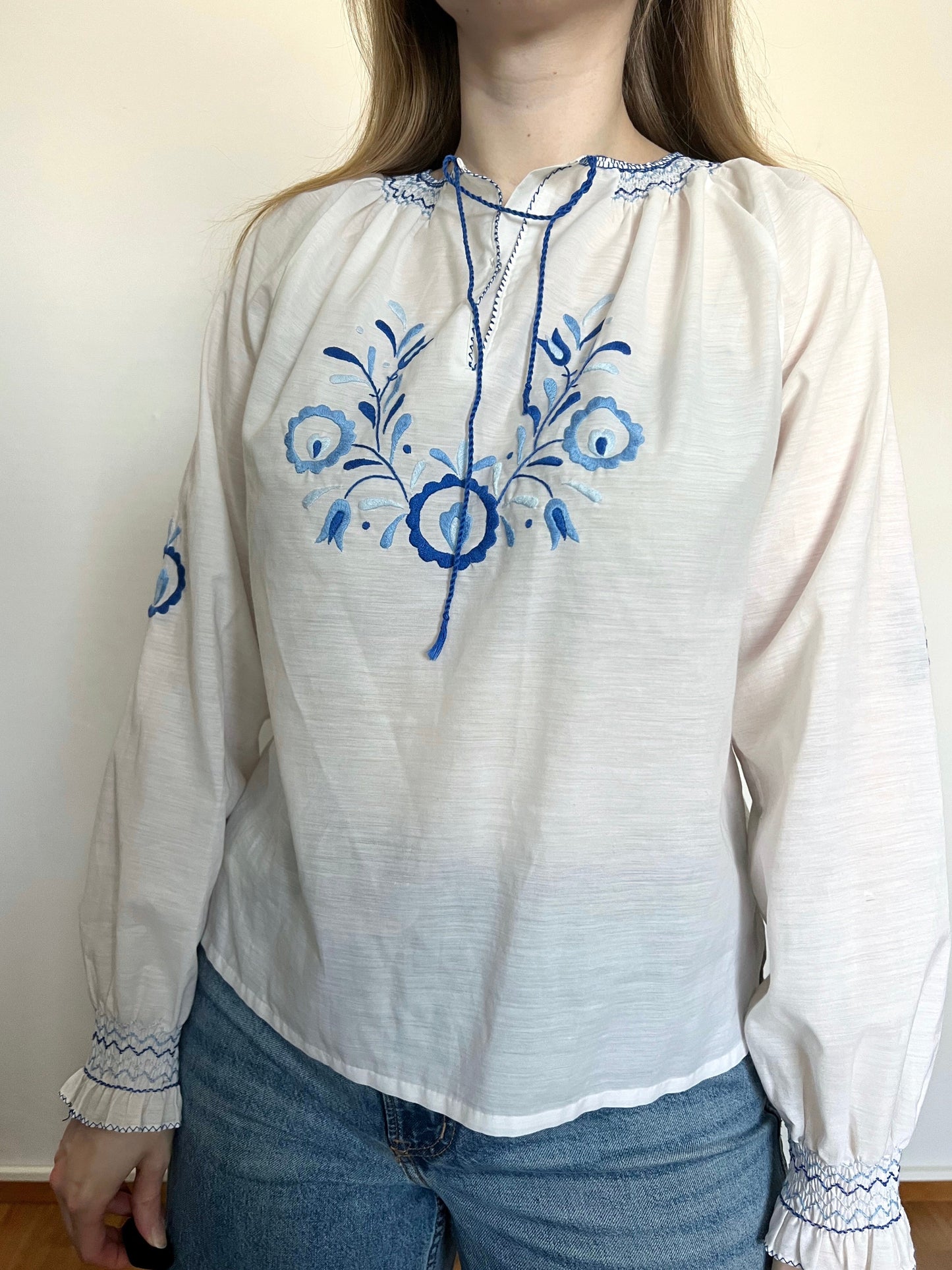 70s blue embroidery blouse, Size M-L