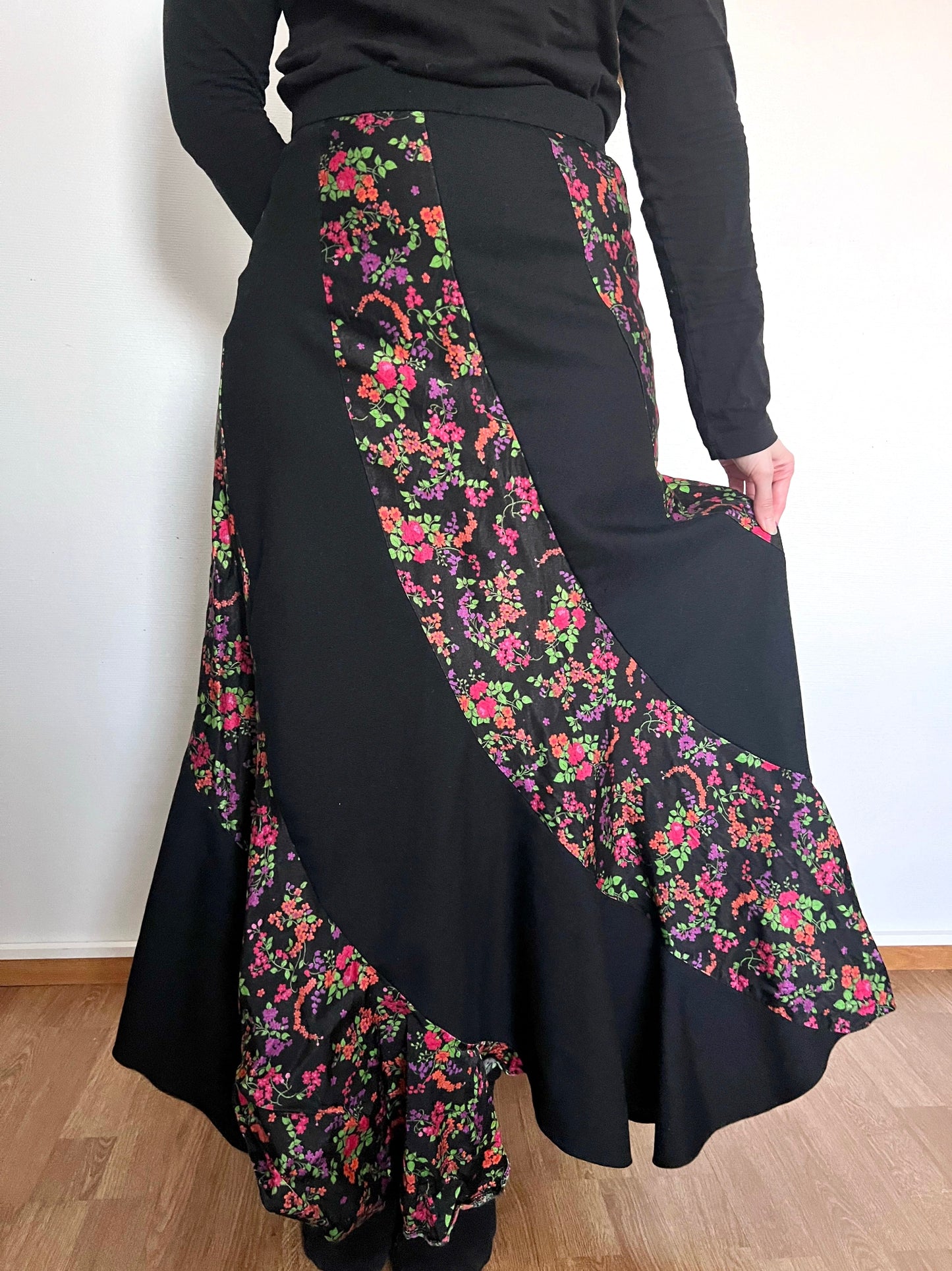 70s black and floral pattern skirt, Size S-M