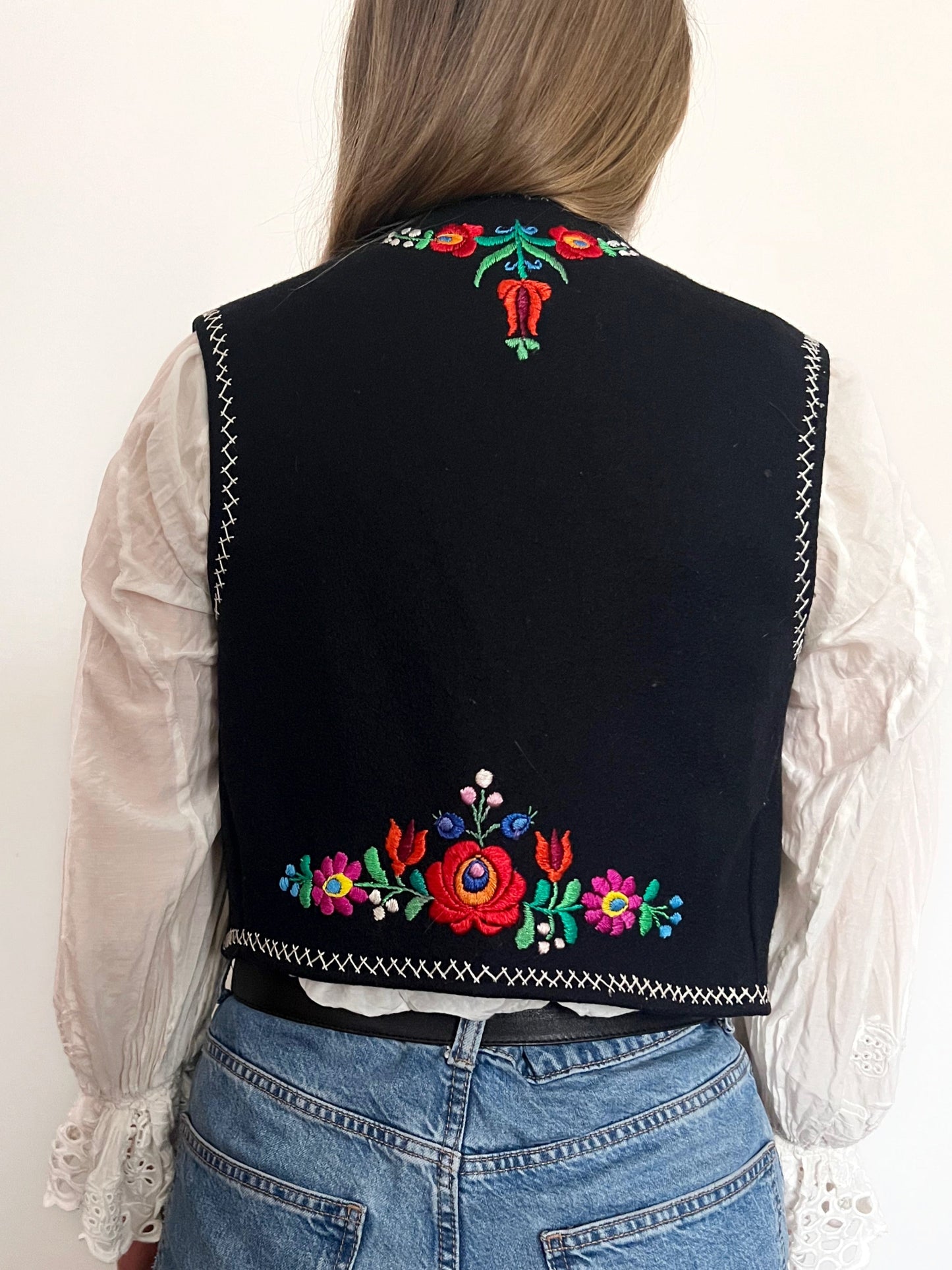 70s black and floral embroidery vest, Size XS-S