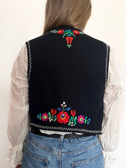 70s black and floral embroidery vest, Size XS-S