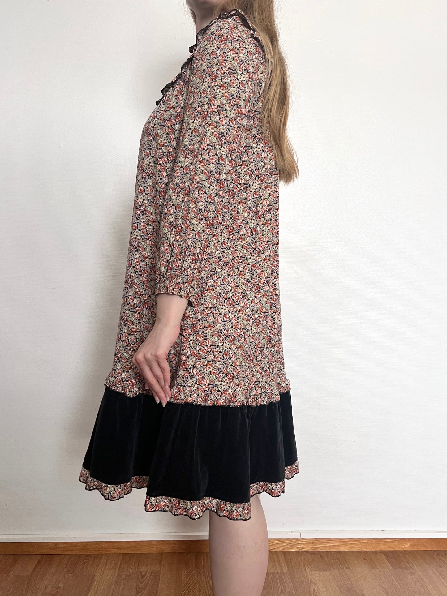 70s floral and black velvet dress, Size XS-M