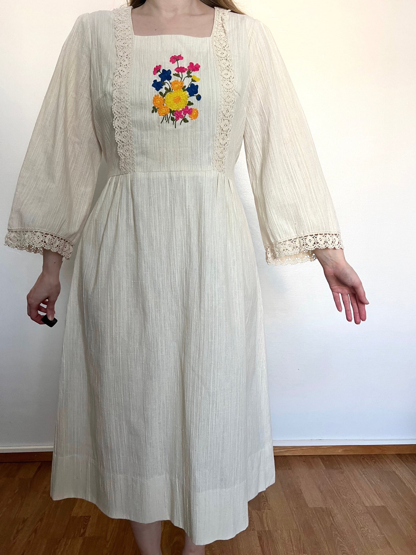 70s cream lace and flower dress, Size L