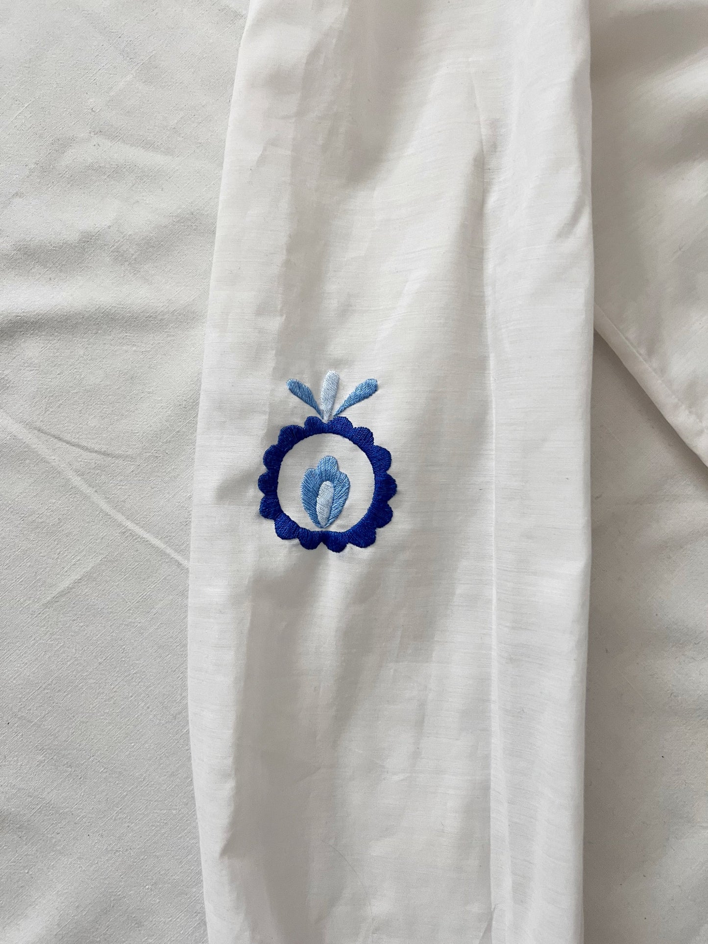 70s blue embroidery blouse, Size M-L