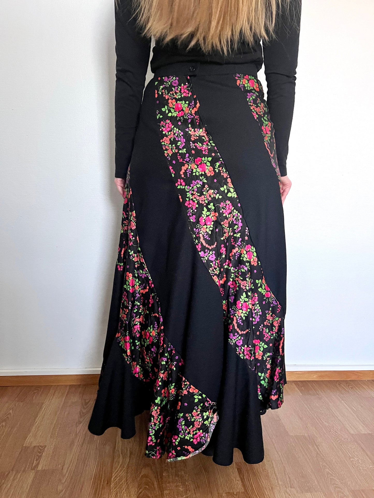 70s black and floral pattern skirt, Size S-M