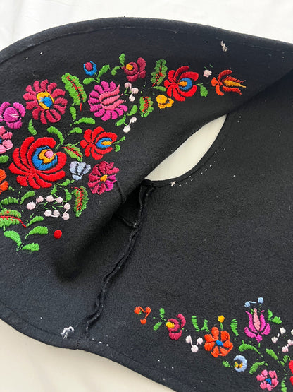 70s black and floral embroidery vest, Size M-L