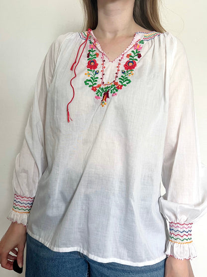 70s blouse with floral embroidery, Size M-L