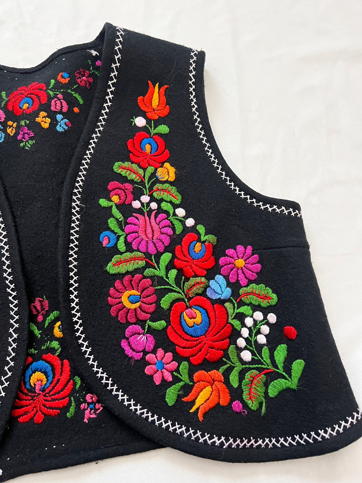 70s black and floral embroidery vest, Size M-L