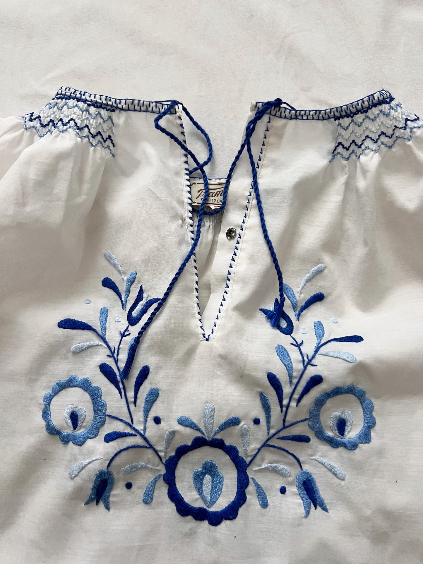 70s blue embroidery blouse, Size M-L