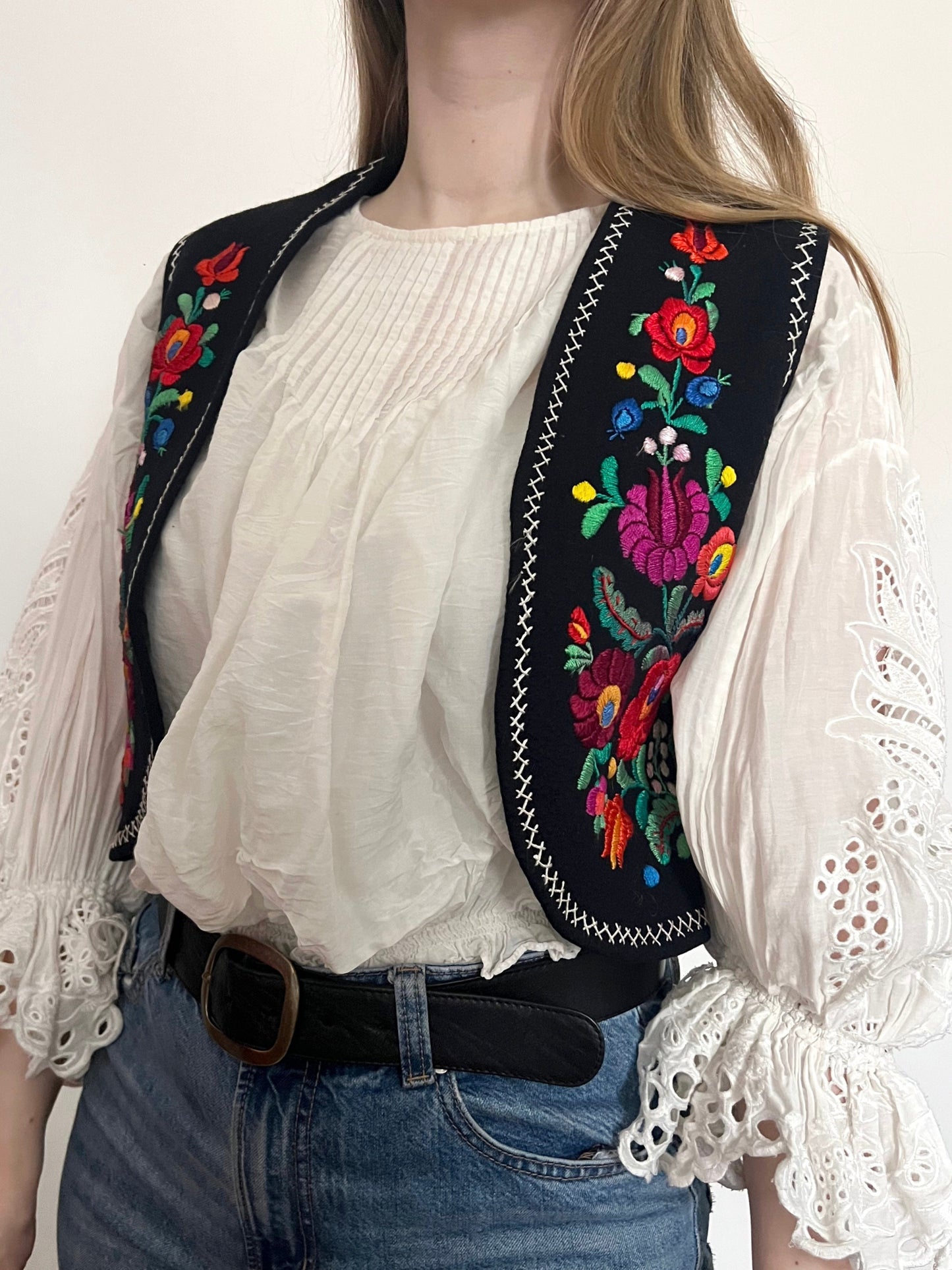 70s black and floral embroidery vest, Size XS-S