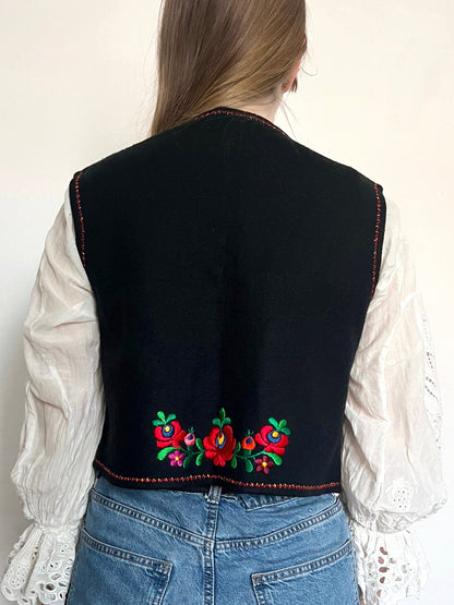70s Hungarian Matyo felted black vest with embroidered flowers, Size M