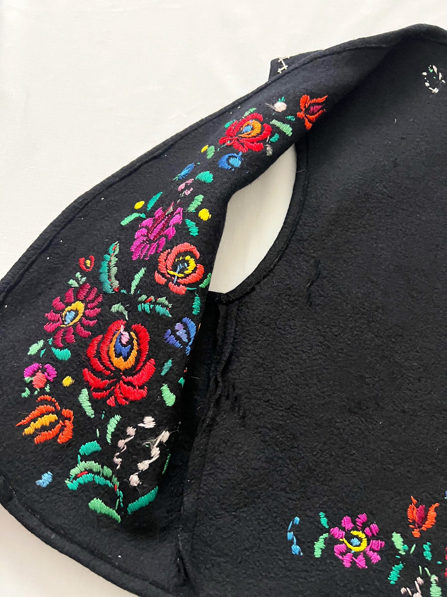 70s black and floral embroidery vest, Size XS-S