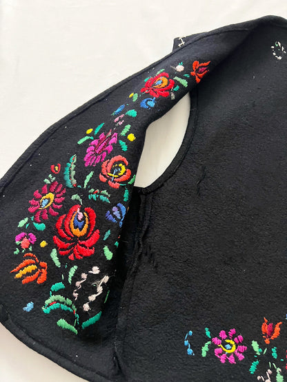 70s black and floral embroidery vest, Size XS-S