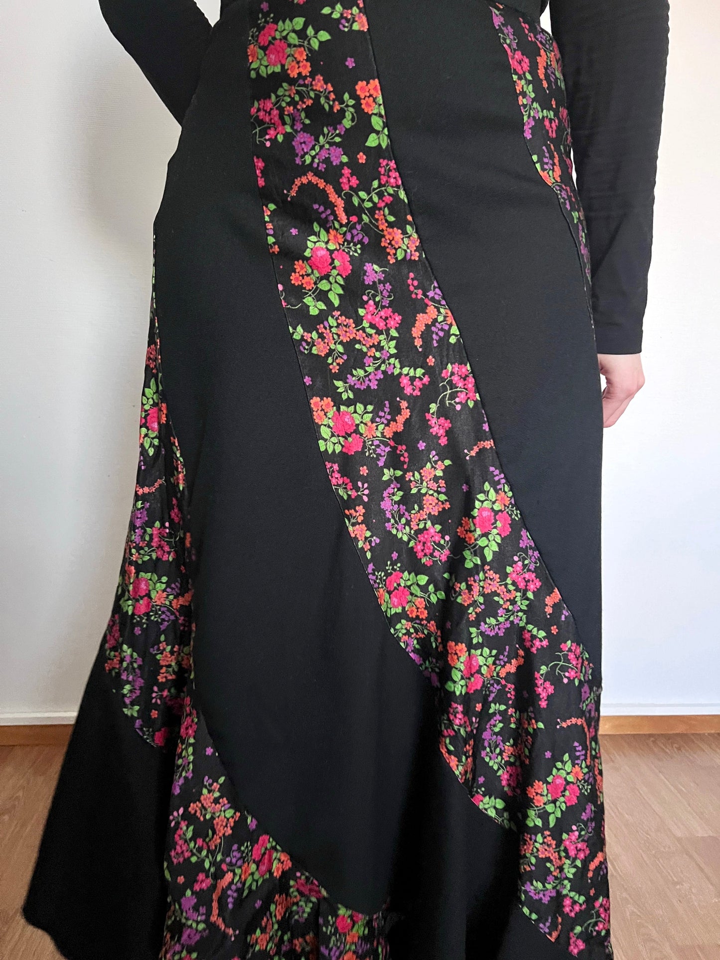 70s black and floral pattern skirt, Size S-M