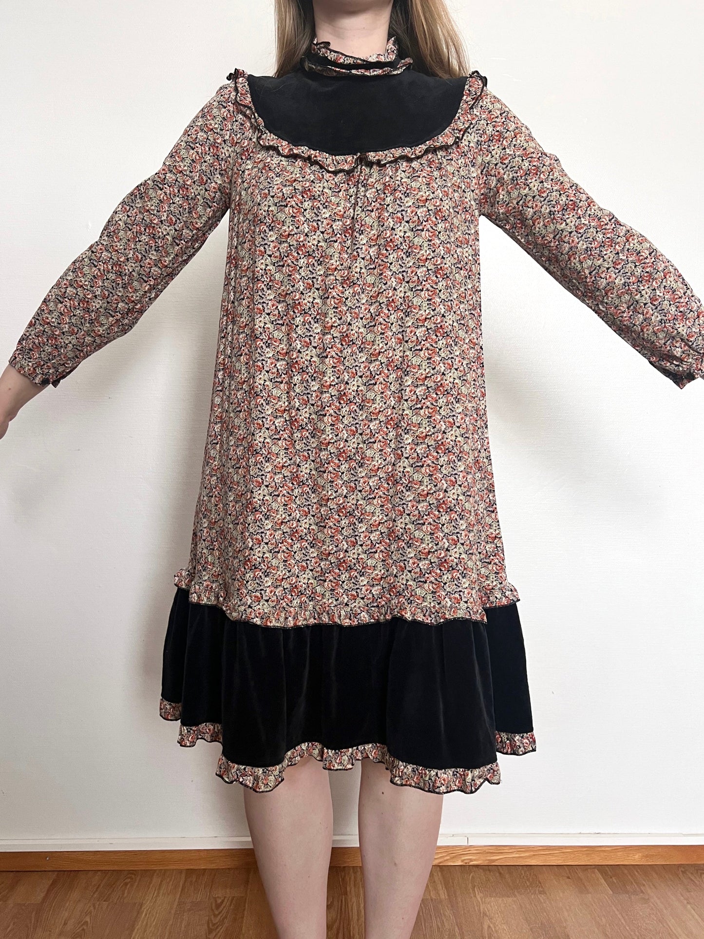 70s floral and black velvet dress, Size XS-M