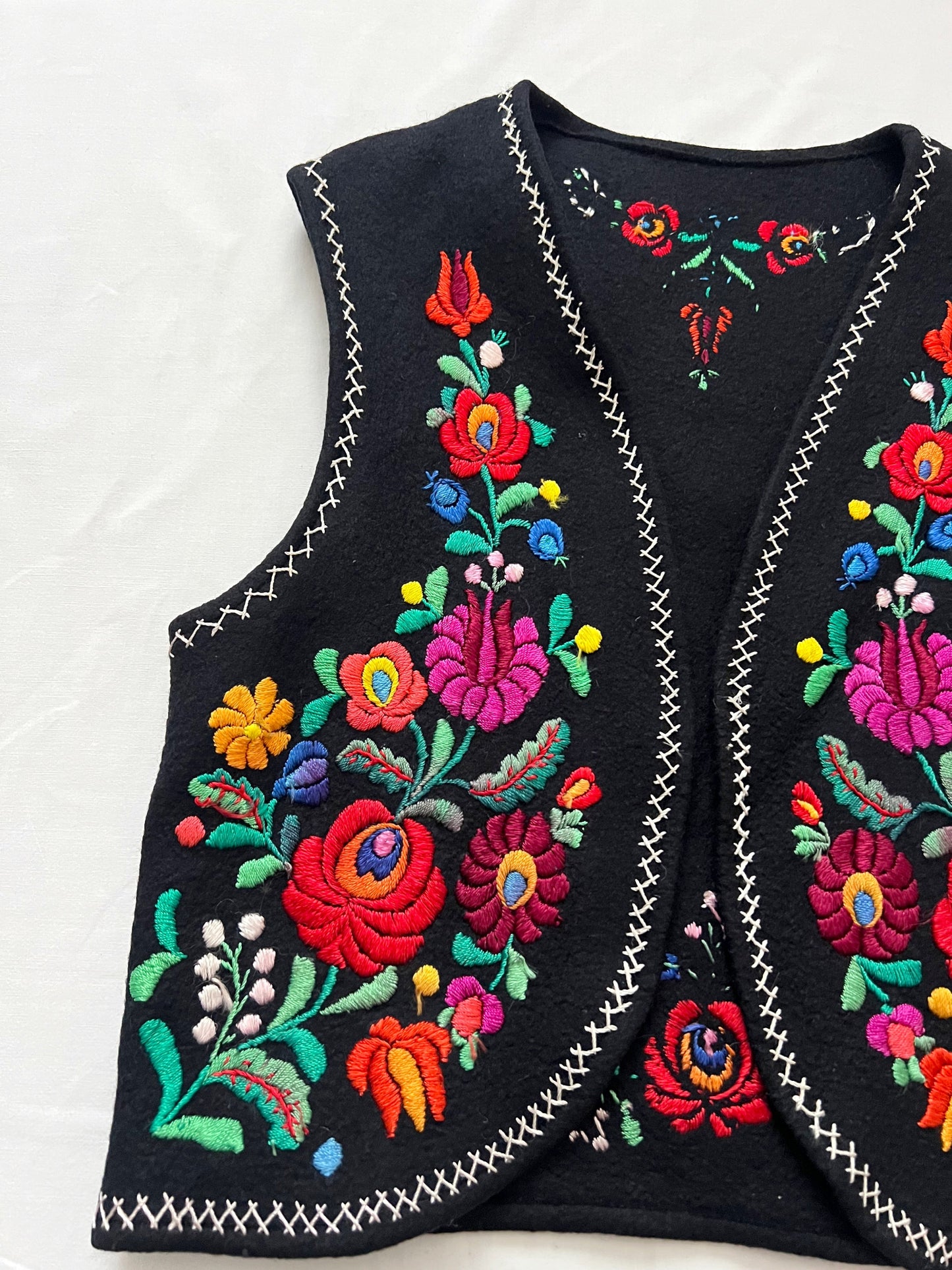 70s black and floral embroidery vest, Size XS-S