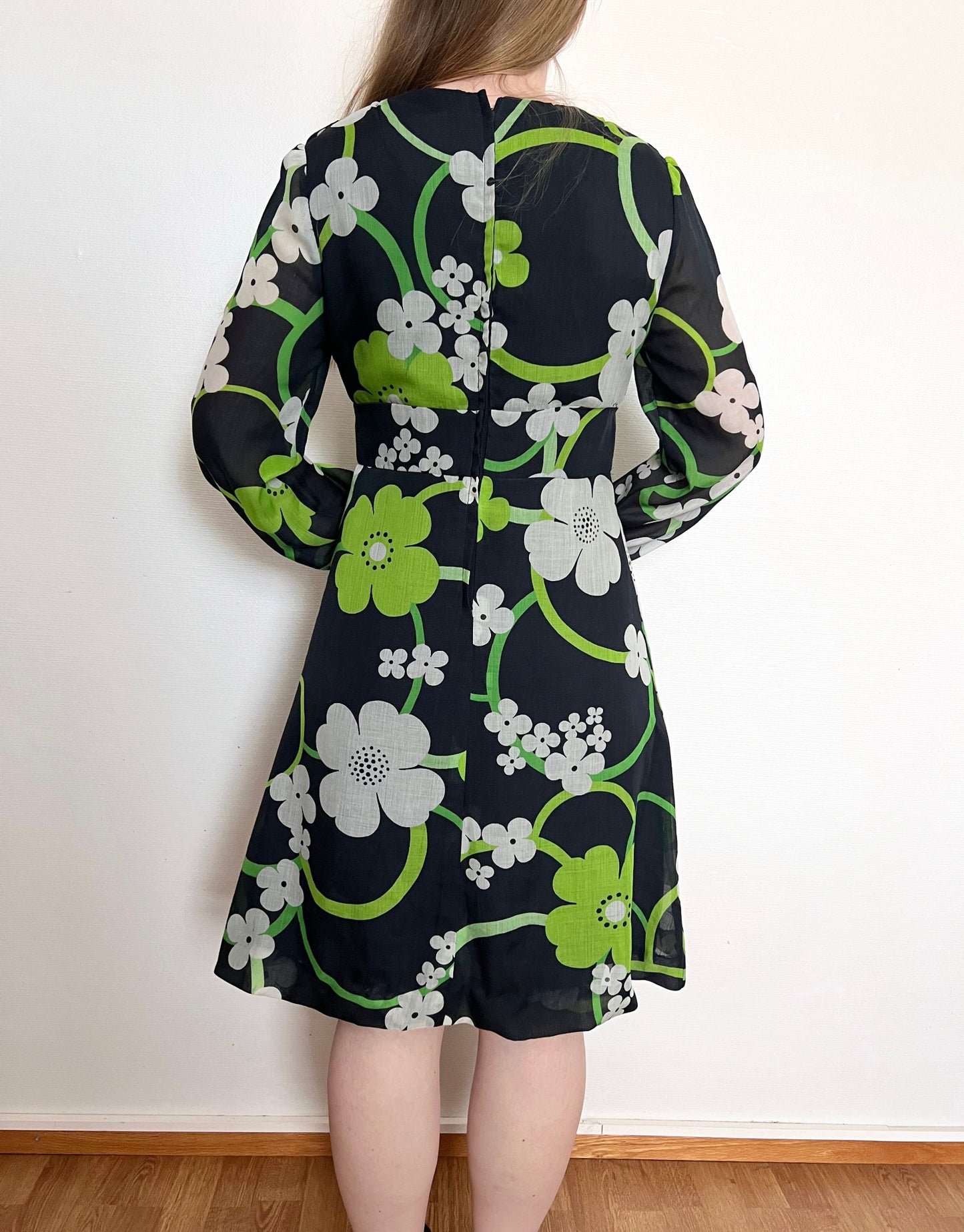 70s dark floral dress, Size M