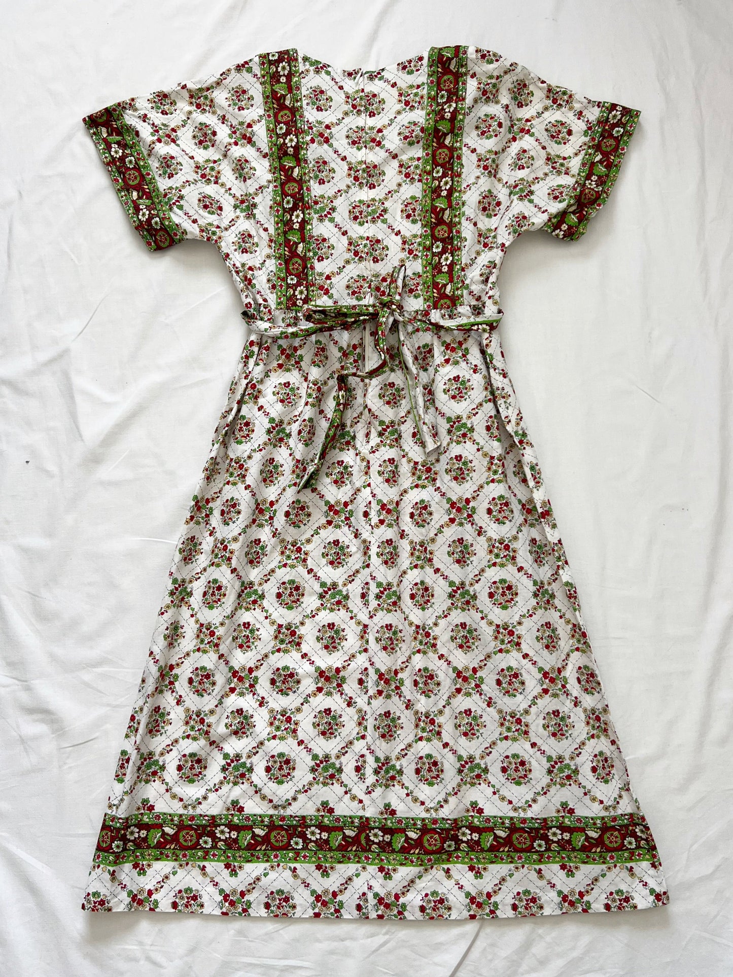 70s white flower pattern dress, Size XS
