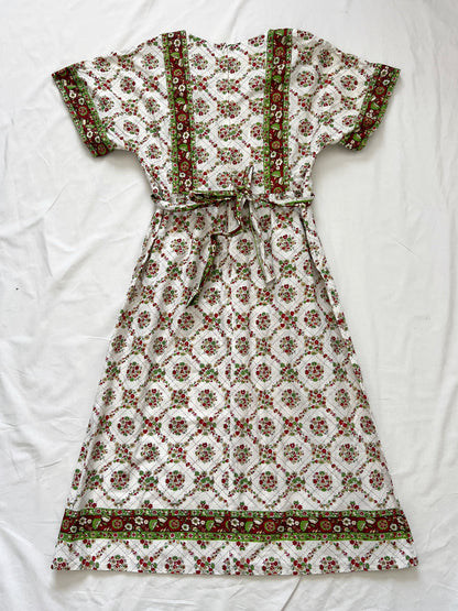 70s white flower pattern dress, Size XS